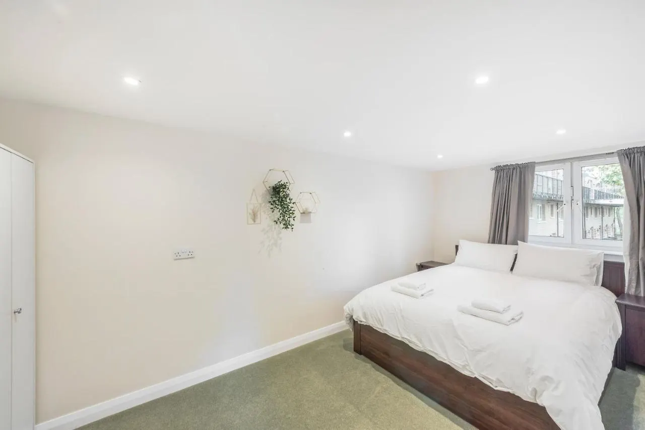 Spacious 4 Bed House Near Greenwich Londen Vakantiehuis