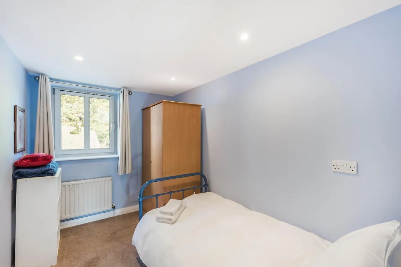 Spacious 4 Bed House Near Greenwich Londen