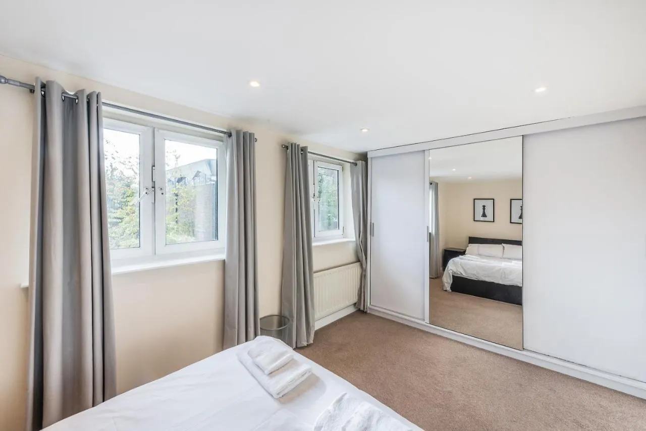 Spacious 4 Bed House Near Greenwich Londen